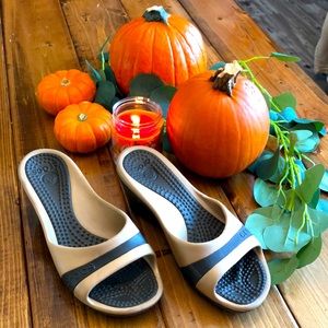 Crocs size 8 tan, brown